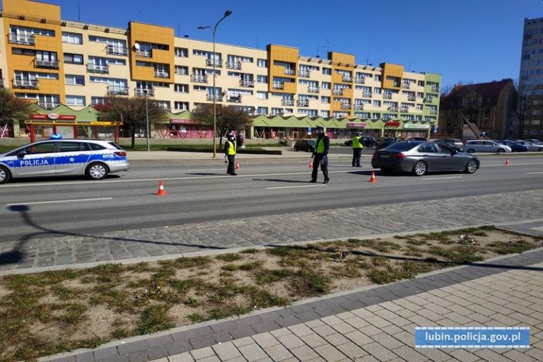 Lubińscy policjanci sprawdzają jak przestrzegamy przepisów wprowadzonych ze względu na zagrożenie koronawirusem