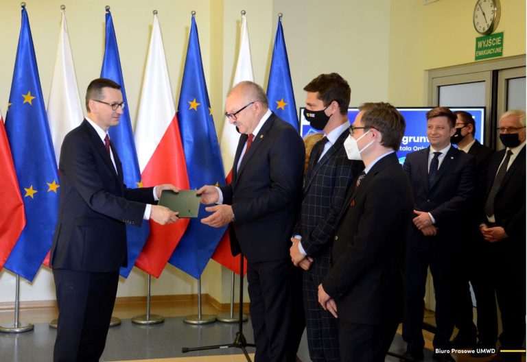 Powstanie nowy szpital onkologiczny. Premier przekazał samorządowi województwa wartą 18,5 mln działkę