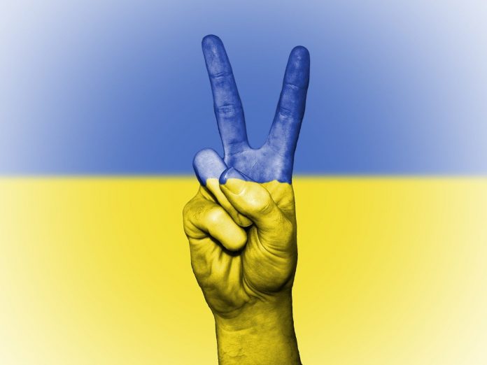 symbol wiktorii na tle flagi Ukrainy