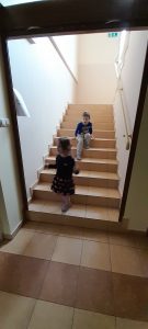 Dzieci bawią się na schodach