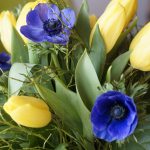 Bukiet kwiatów żółto-niebieski